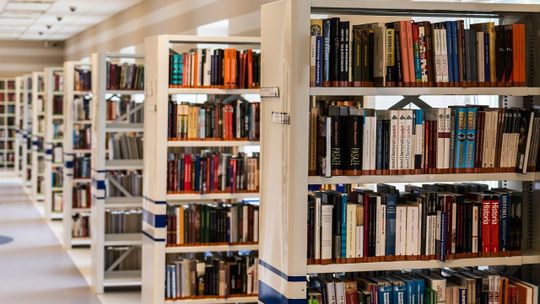 Osoby starsze mogą wypożyczyć książkę z biblioteki nie wychodząc z domu
