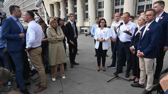 Ostra wymiana zdań między liderem PO Donaldem Tuskiem, politykami Platformy, a dziennikarzem TVP