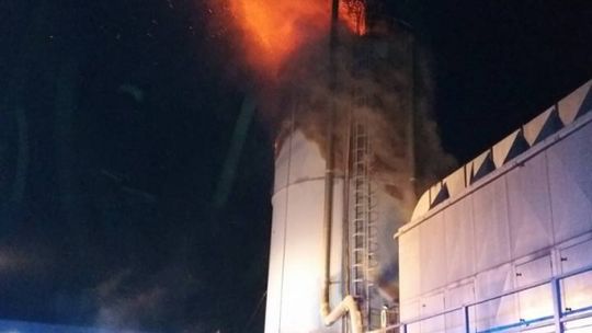 Palił się silos z trocinami