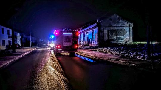 Paliła się stara biblioteka w Ujeździe. Jedna osoba w budynku