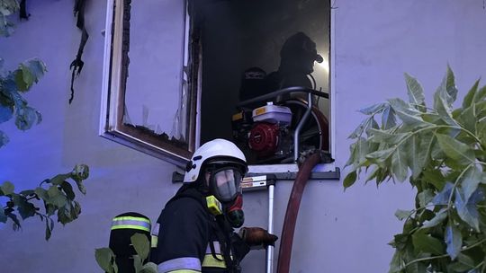 Paliło się w Skrzynkach. Po trzech godzinach sytuacja opanowana Paliło się w Skrzynkach. Po trzech godzinach sytuacja opanowana
