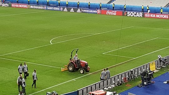 Pan Wiesław szykuje boisko na Finał!