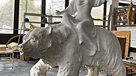 „Panna na niedźwiedziu” – pomnik, który pojawi się wkrótce