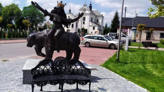 Panna usiądzie na niedźwiedziu