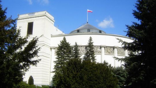 „Patoposłowie” i alkohol w Sejmie – jak zmieniały się obyczaje parlamentarne