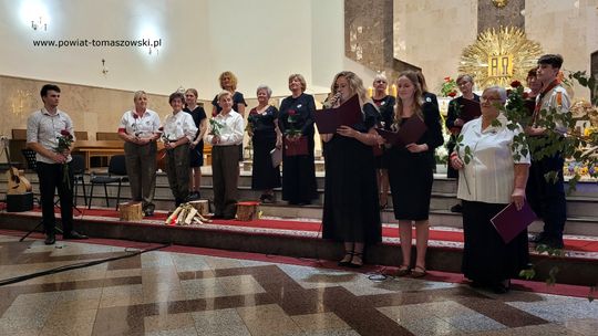 „Patriotyzm wyrażony w słowach i dźwiękach” – Tomaszów zaśpiewał pamięć