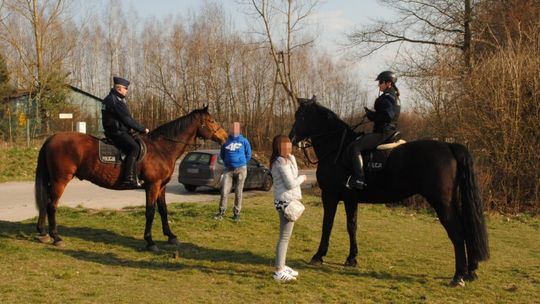 Patrolują konno okolice Zalewu Sulejowskiego
