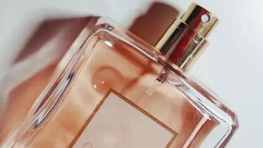 Perfumy inspirowane – dlaczego warto sięgnąć po alternatywy znanych marek?