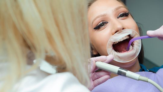 Periodontolog w Warszawie: skuteczne leczenie paradontozy w stolicy