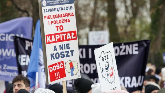 Pielęgniarki protestują przed kancelarią premiera; chcą prac nad projektem o wynagrodzeniach