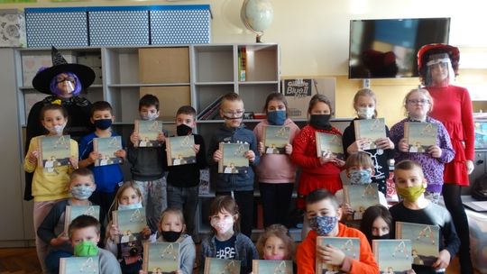 Pierwszoklasiści z „Dwunastki” nowymi czytelnikami biblioteki szkolnej