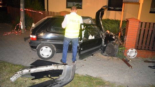 Pieszy zginął na miejscu. Kierowca w ciężkim stanie