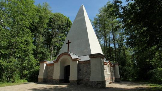 Piramida w Rapie - grobowiec obrosły w mity i legendy