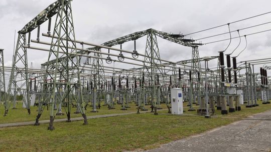 PKEE: od niedzieli niższe ceny prądu m.in. dla firm i samorządów