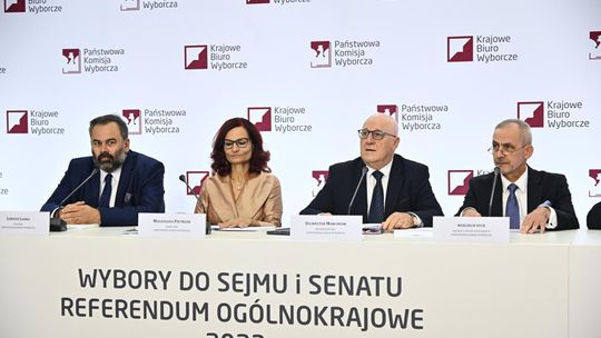 PKW: wybory przebiegają spokojnie; komisje nie powinny pytać wyborców, czy chcą pobrać kartę do referendum