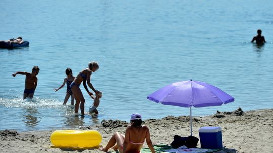 Planując wypoczynek nad wodą, można online sprawdzić czystość kąpielisk
