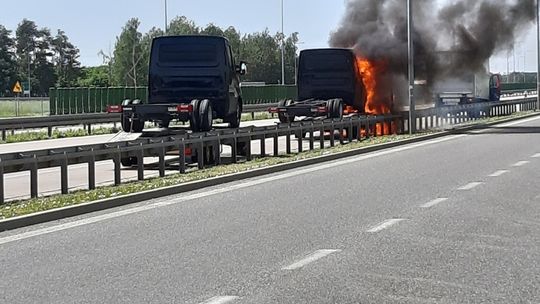 Płonące auto i błyskawiczna akcja strażaków