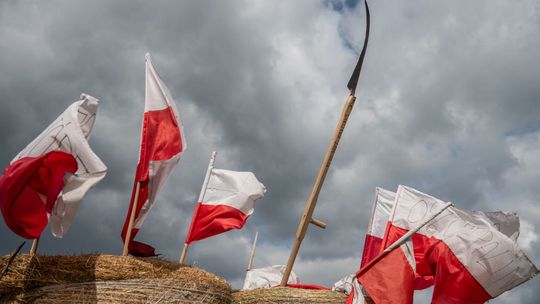 Płonące opony przed domem wójta Dorohuska, który rozwiązał protest rolników