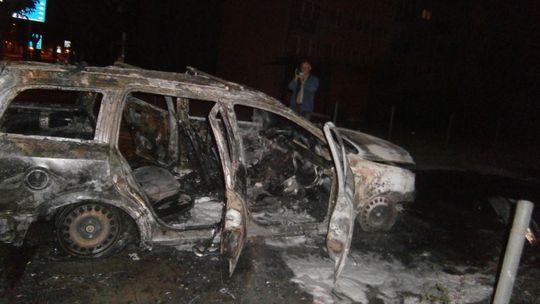 Płonący Opel na ulicy Św. Antoniego