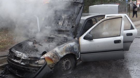 Płonący Opel w Niewiadowie