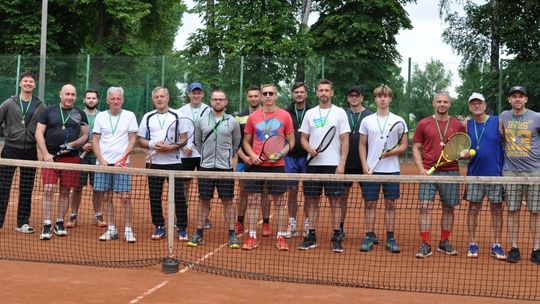Po raz piętnasty uczcili na kortach dzień 4 czerwca