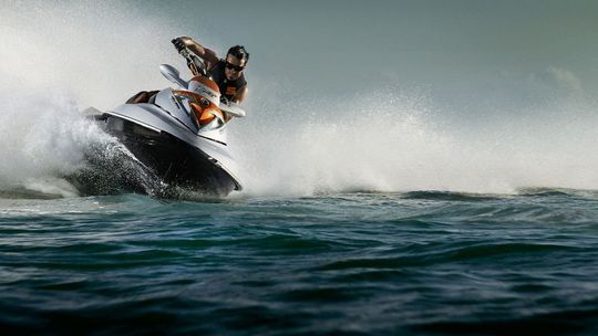 Po Zalewie motorówką i skuterem