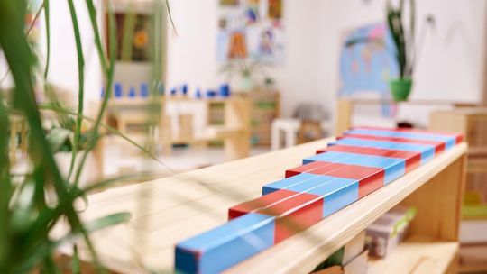 Podążaj za dzieckiem – jak metoda Montessori zmienia spojrzenie na rozwój i edukację?