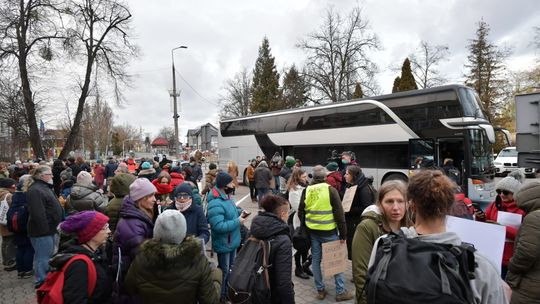 Podlaskie: protest "Matki na Granicę" przed siedzibą urzędu miejskiego w Hajnówce