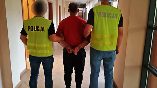 Podpalił auto, w którym schronił się przed deszczem