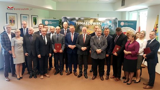 Podpisane umowy na dofinansowanie z Funduszu Dróg Samorządowych