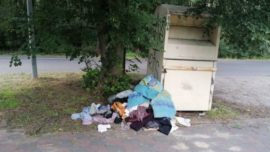 Pojemniki stoją, ale odzież nie jest odbierana