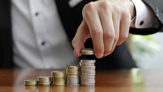 Polacy zarabiają coraz więcej… ale czy naprawdę są bogatsi?