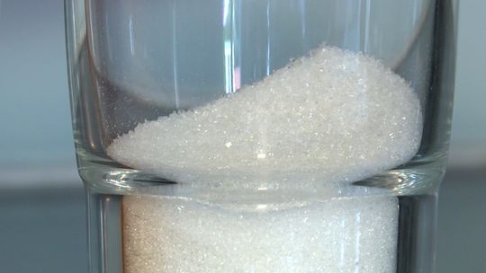 Polak zjada co miesiąc ponad kilogram cukru