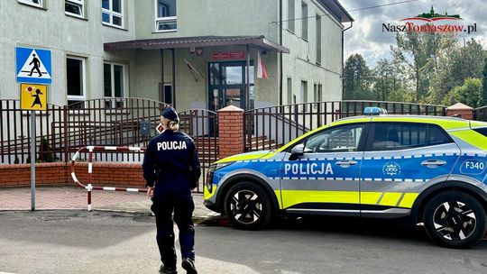 Policja przy szkołach w powiecie tomaszowskim. Wzmożone patrole po niebezpiecznych zdarzeniach