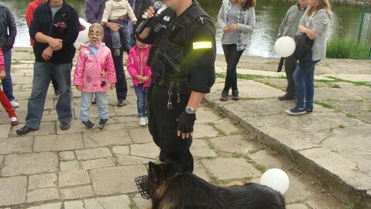 Policjanci dzieciom