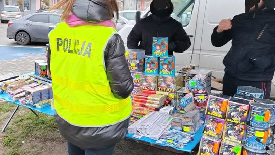 Policjanci kontrolują sprzedawców fajerwerków
