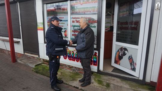 Policjanci na bazarku