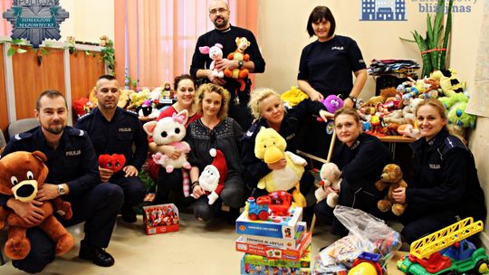 Policjanci podarowali dzieciom świąteczną radość