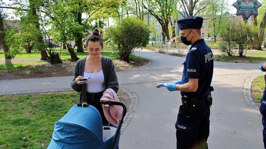 Policjanci rozdają maseczki