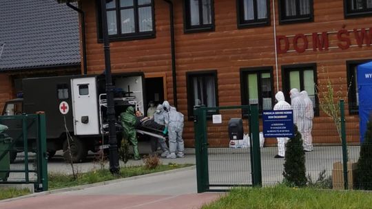 Pomagali innym, teraz sami walczą z koronawirusem