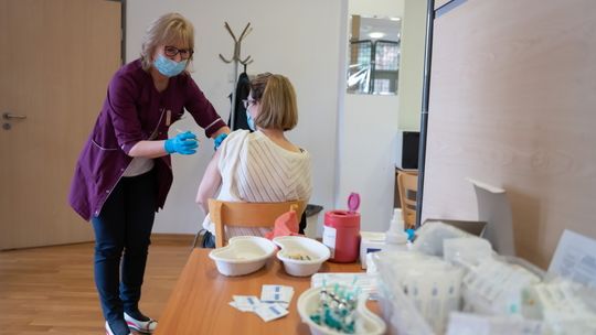 Ponad 21,4 mln osób w Polsce jest w pełni zaszczepionych przeciw COVID-19