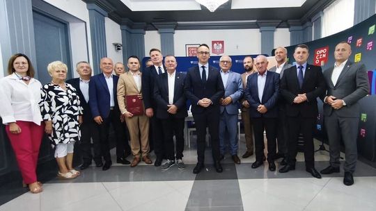 Ponad 3,2 kilometra nowej drogi dla pieszych przy DK12. Podpisano umowę