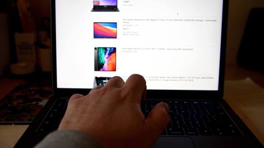 Ponad 80 proc. Polaków kupowało przez internet - głównie ubrania, obuwie, elektronikę