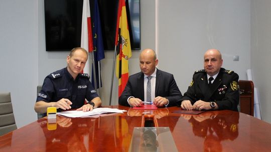 Ponadnormatywnie chronią, leczą i uczą