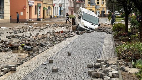 Poniedziałkowe informacje powodziowe.  W regionie ruszyły zbiórki darów dla powodzian