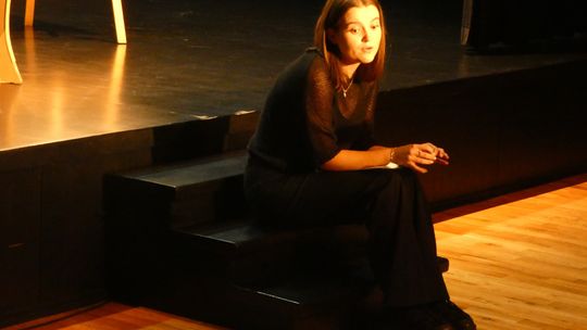 Popołudnie z teatrem w MCK „Tkacz” – „Gra w zaufanie” rozbawiła i skłoniła do refleksji