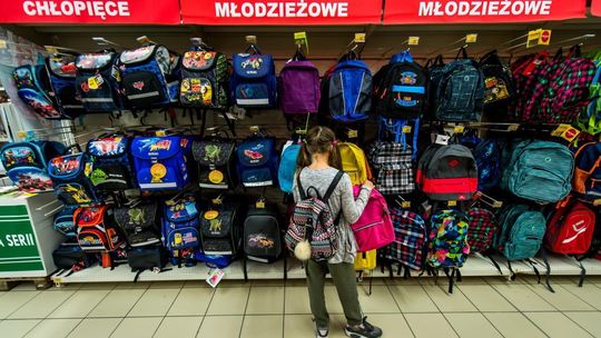 Poradnik NFZ na nowy rok szkolny m.in. o tym, jak dobrać plecak, czym się kierować kupując obuwie
