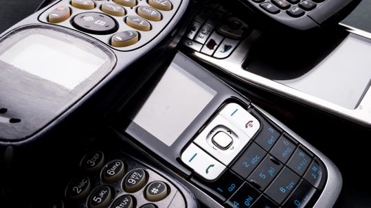Porównanie najpopularniejszych telefonów dla seniorów na rynku