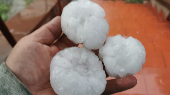 Potężne gradobicie nad Tomaszowem - aktualizujemy na bieżąco 