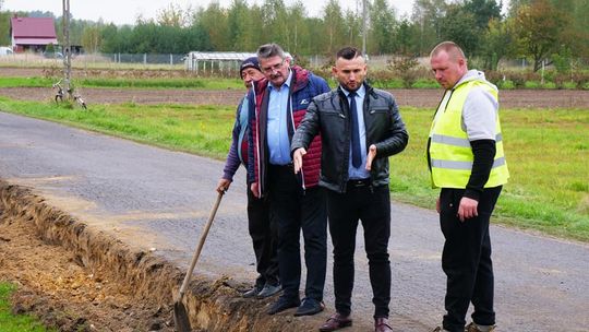 Powiat buduje, Wójt krytykuje